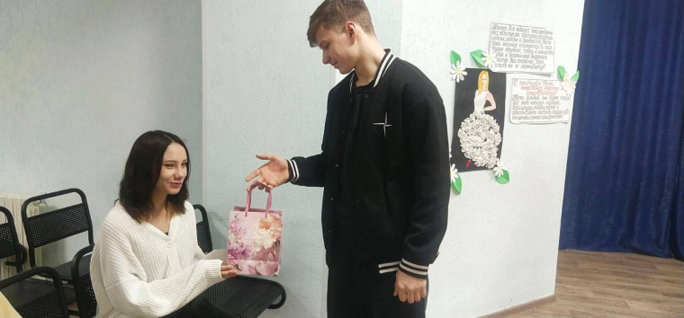С первыми весенними цветами приходит к нам прекрасный праздник 8 марта!.